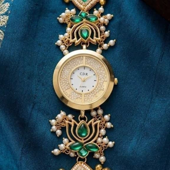 Emerald Pearl Gold Designer Bracelet Watch - photo 2